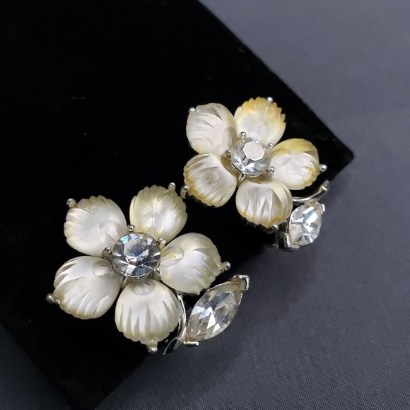 Lisner Clip On Womens Floral Earrings Off White Textured Beads Prong Set 1" - Picture 3 of 7